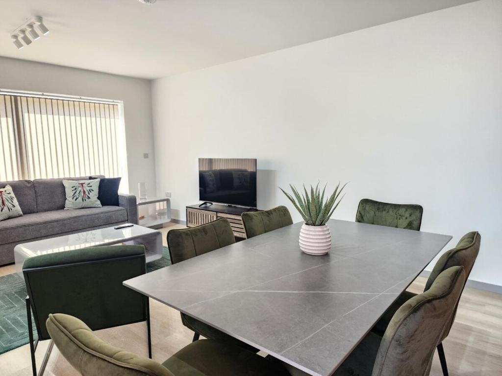 Luxury 2-Bed Apartment with AC, Sleeps 6, Private Garden, Free Parking, Netflix 5