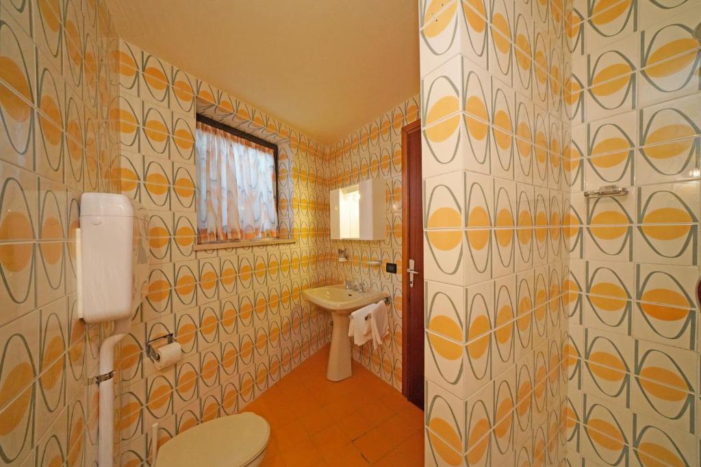 une salle de bain avec toilettes et lavabo dans l'établissement Villa Laura, à Toscolano Maderno