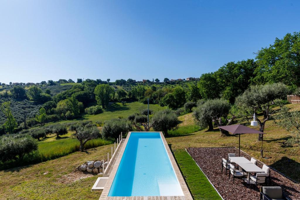 - une vue aérienne sur une piscine dans un champ arboré dans l'établissement Luxury Retreat - piscina da sogno, à Cingoli