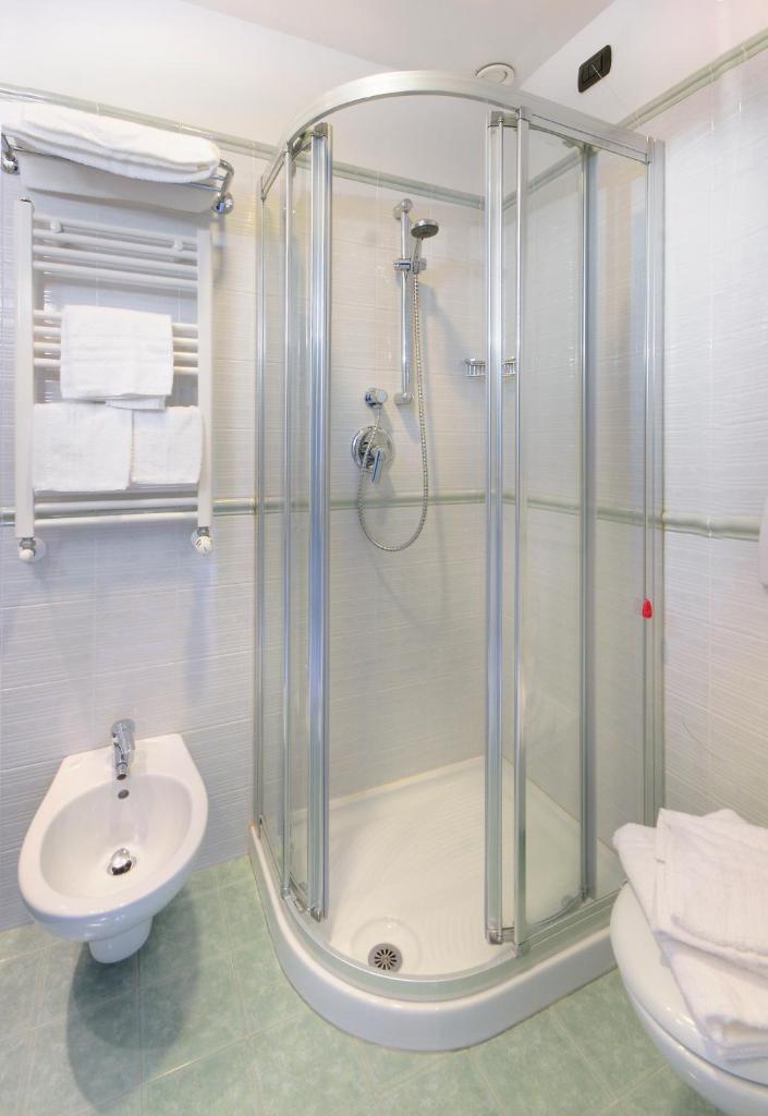 une salle de bain avec une douche, des toilettes et un lavabo dans l'établissement Hotel Eden Gigli, à Numana