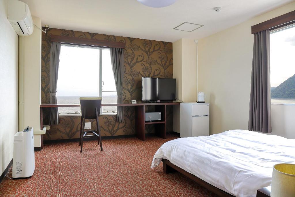 une chambre d'hôtel avec un lit et une télévision dans l'établissement Ooedo Onsen Monogatari Beppu Seifu, à Beppu
