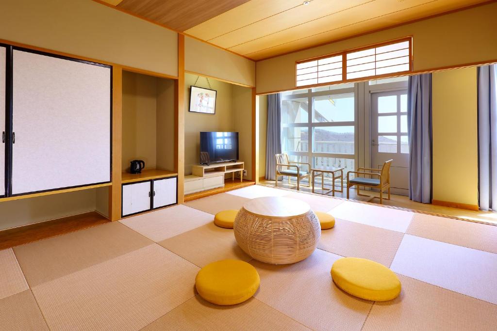un salon avec une table et une télévision dans l'établissement TAOYA Nikko Kirifuri, à Nikkō