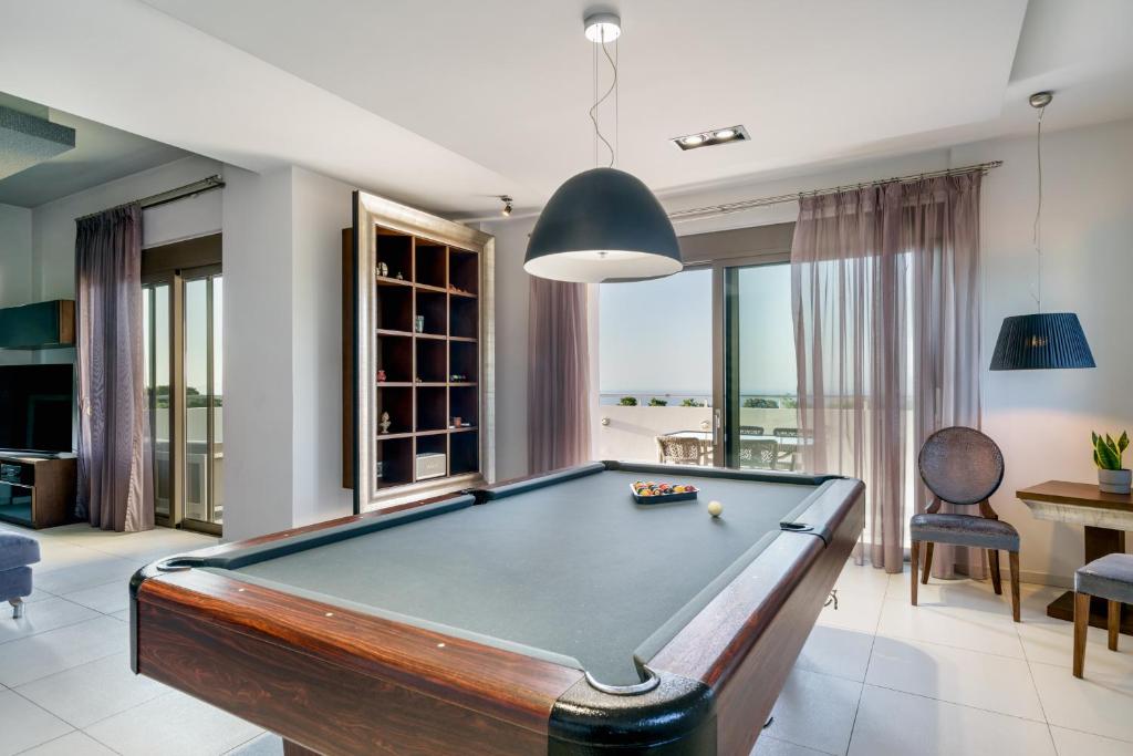 Free Breakfast at Oak Luxury villa with heated pool, Playground and Pool table 8