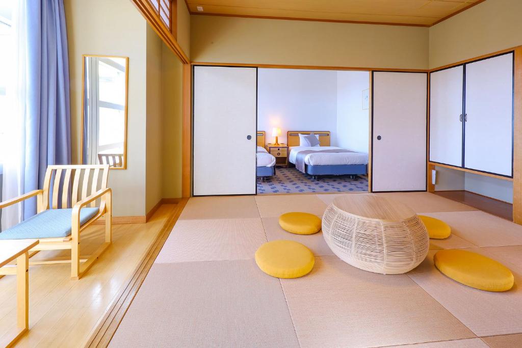 un salon avec un canapé et une chambre avec un lit dans l'établissement TAOYA Nikko Kirifuri, à Nikkō