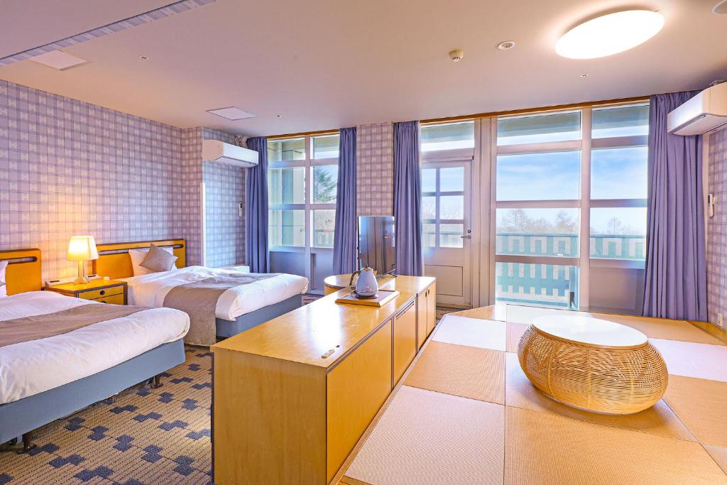 une chambre d'hôtel avec deux lits et une table dans l'établissement TAOYA Nikko Kirifuri, à Nikkō