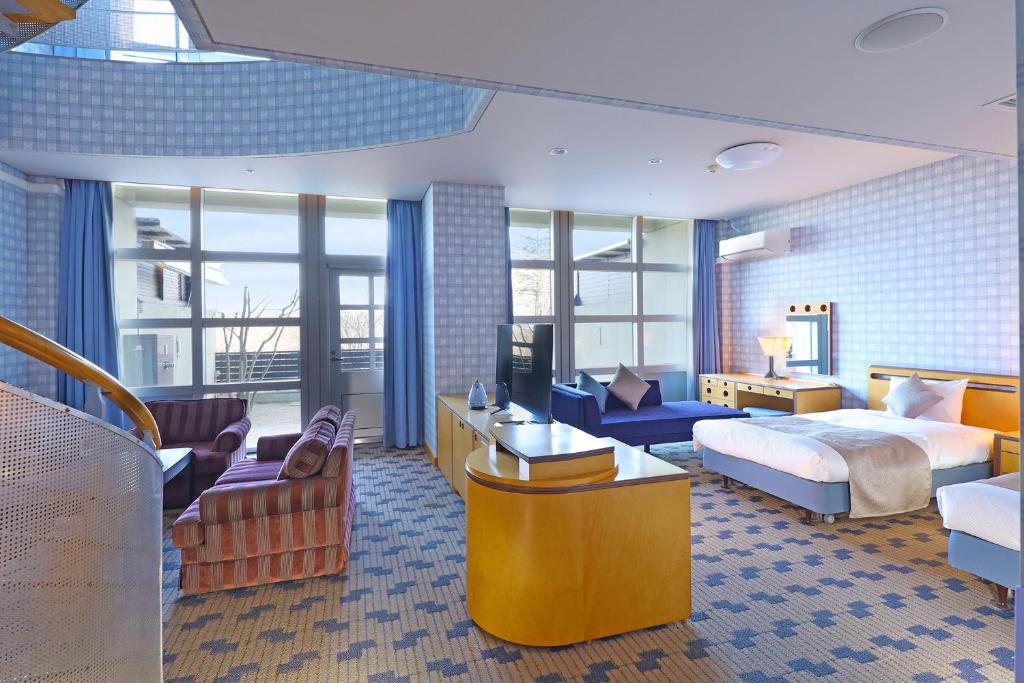 une chambre d'hôtel avec un lit et un salon dans l'établissement TAOYA Nikko Kirifuri, à Nikkō