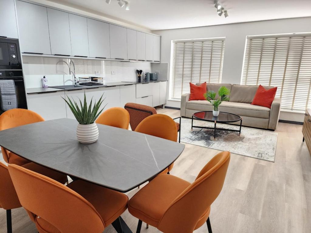 Elegant 2-Bed Apartment with AC, Sleeps 6, Free Parking, Netflix, WiFi, New build 1