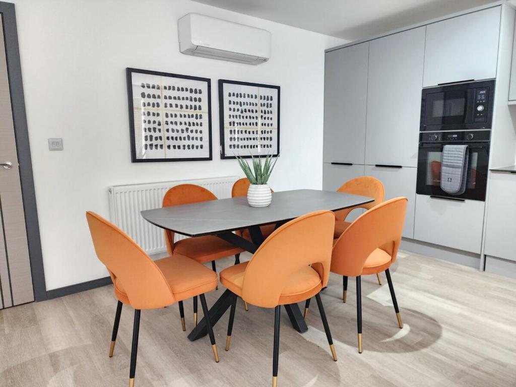 Elegant 2-Bed Apartment with AC, Sleeps 6, Free Parking, Netflix, WiFi, New build 4