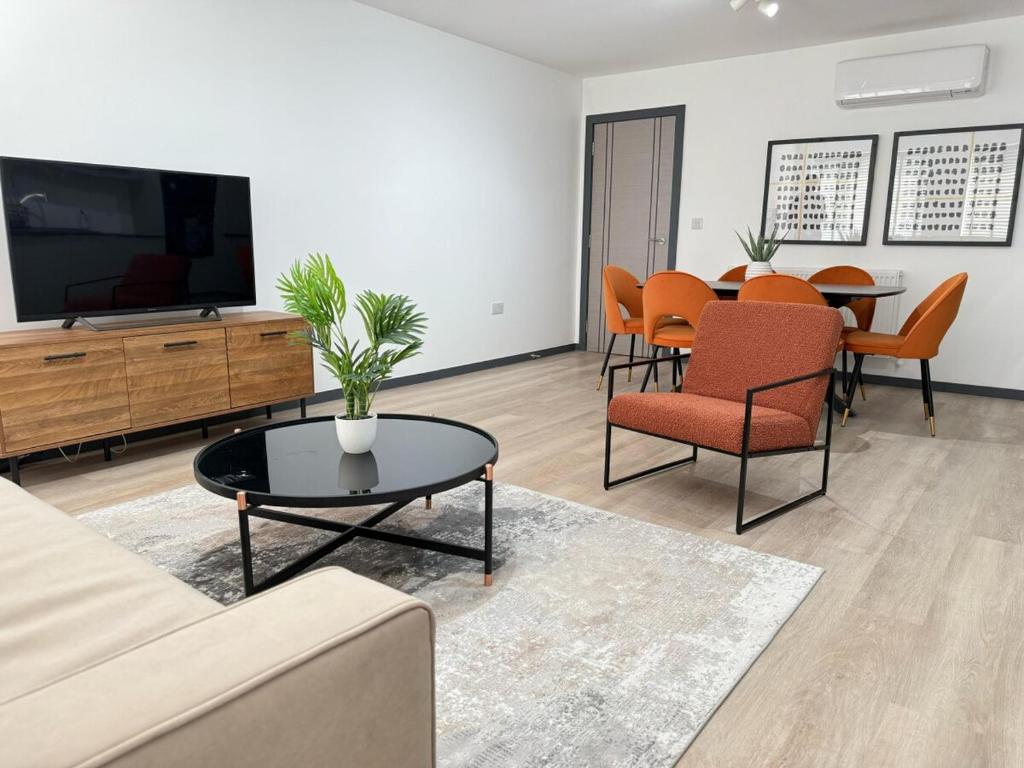 Elegant 2-Bed Apartment with AC, Sleeps 6, Free Parking, Netflix, WiFi, New build 5
