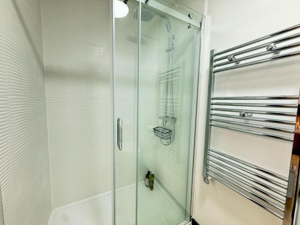 Elegant 2-Bed Apartment with AC, Sleeps 6, Free Parking, Netflix, WiFi, New build 8