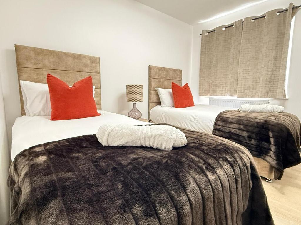 Elegant 2-Bed Apartment with AC, Sleeps 6, Free Parking, Netflix, WiFi, New build 2