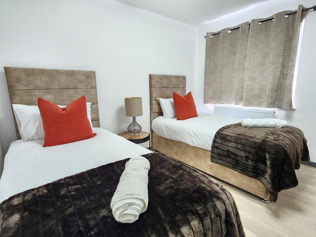 Elegant 2-Bed Apartment with AC, Sleeps 6, Free Parking, Netflix, WiFi, New build 7