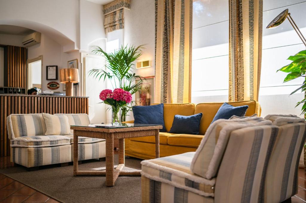 un salon avec un canapé et une table dans l'établissement Park Hotel Maracaibo, à Lido di Jesolo