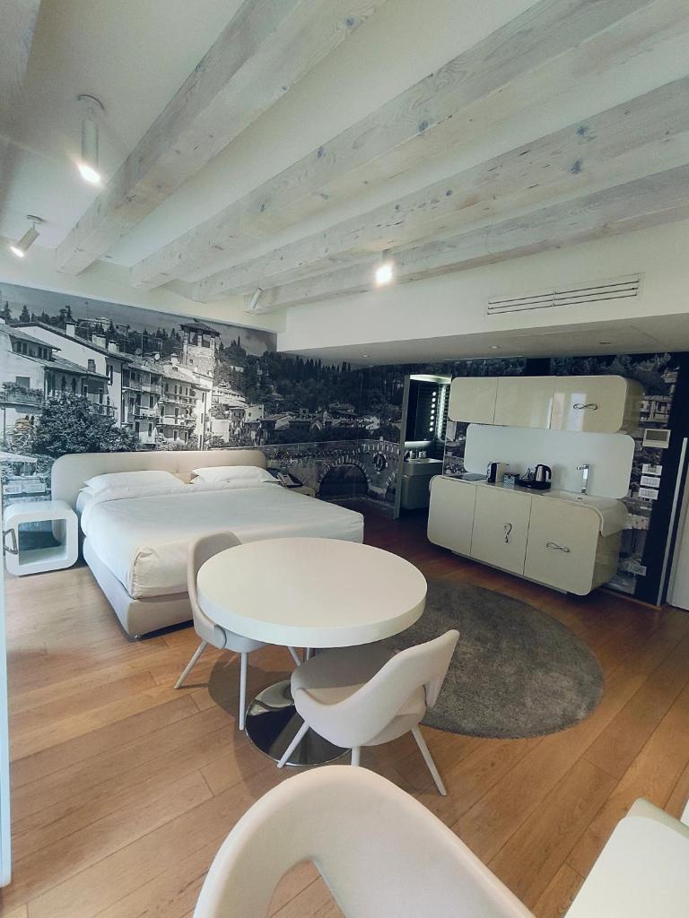 Lords of Verona Luxury Apartments 8