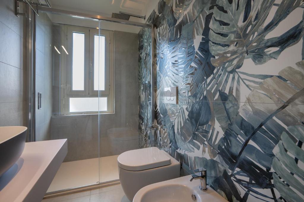 une salle de bain avec toilettes, lavabo et douche dans l'établissement Hotel Laurin, à Lido di Jesolo 33 autres photos