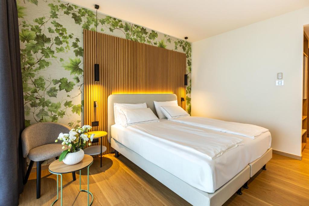 une chambre avec un lit, une table et une chaise dans l'établissement Hotel Europa, à Sirmione