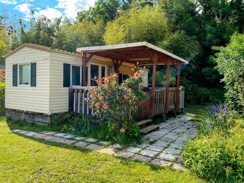 une petite maison avec un gazebo en bois dans l'établissement Camping les Avenières, à Manthes