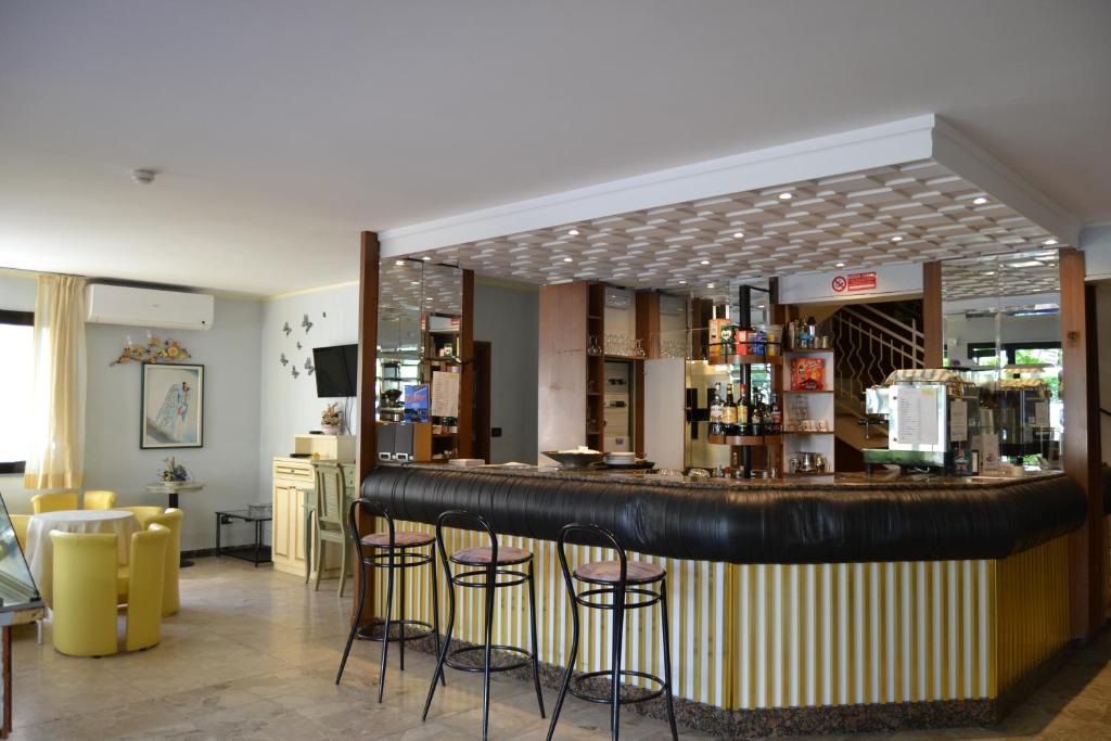 un bar avec des tabourets dans un restaurant dans l'établissement Hotel Rosy, à Bellaria-Igea Marina