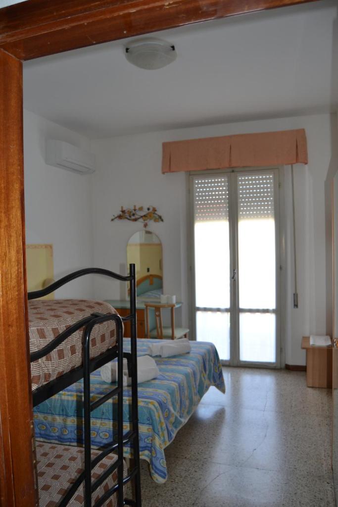 une chambre avec deux lits superposés dans une pièce dans l'établissement Hotel Rosy, à Bellaria-Igea Marina