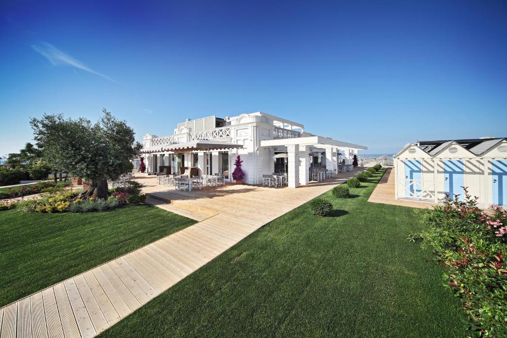 une vue aérienne d'une maison avec une pelouse dans l'établissement Grand Hotel Da Vinci, à Cesenatico