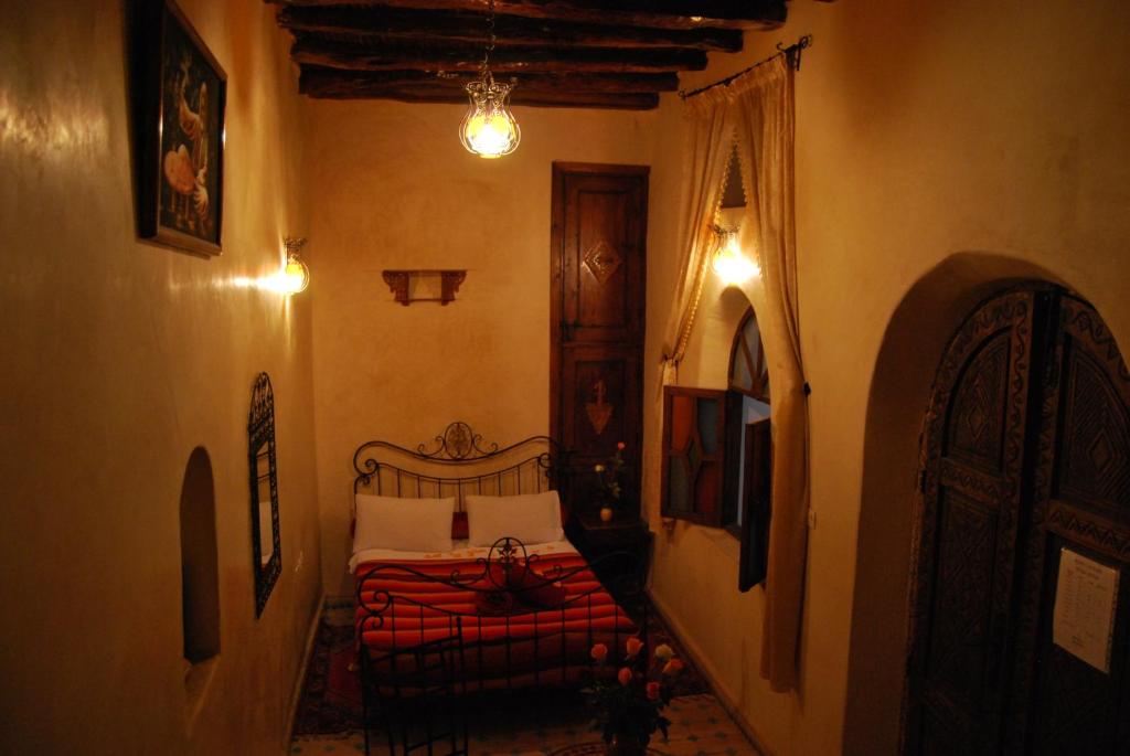 - une petite chambre avec un lit dans le couloir dans l'établissement Caverne d'Ali Baba, à Essaouira