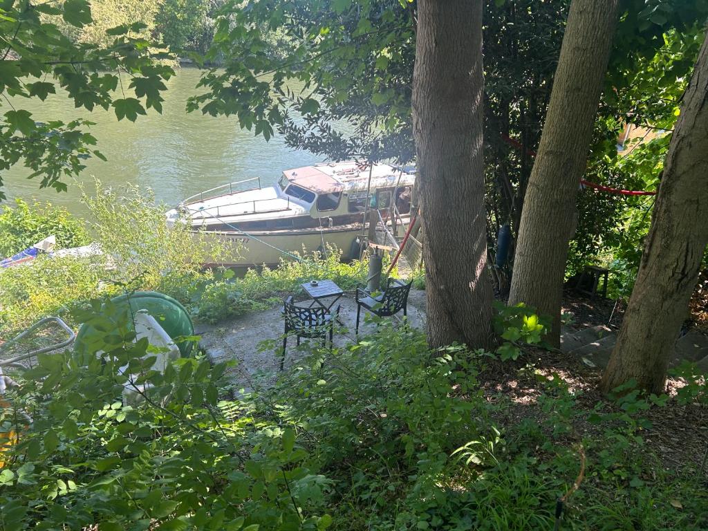 Photo de la galerie de l'établissement Séjour insolite sur un bateau, à Louveciennes