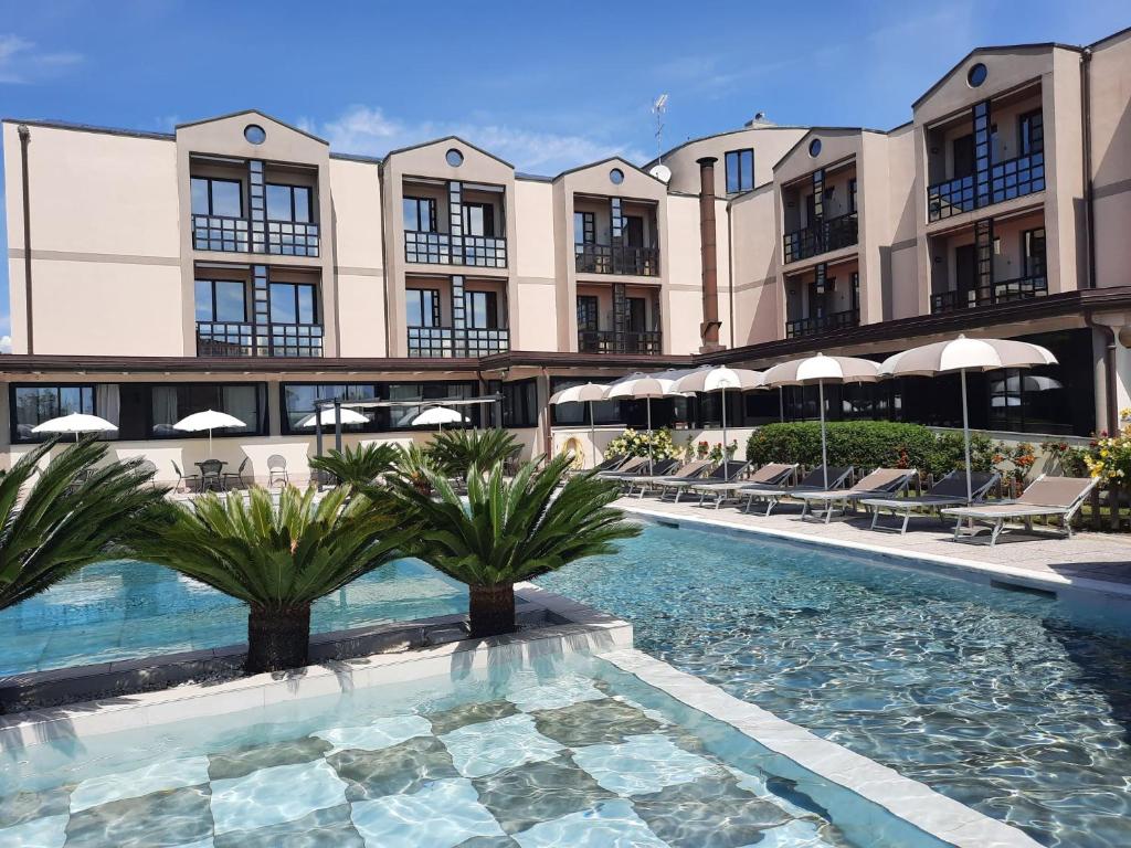 une piscine devant un bâtiment dans l'établissement River Park Hotel, à Ameglia