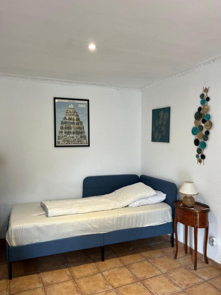 une chambre avec un lit et une table dans une pièce dans l'établissement Les Copains a Bord - gites, à Saint-Julien-dʼArpaon 12 autres photos
