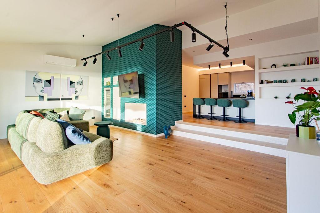 un salon avec un canapé et une cheminée dans l'établissement Villa Gaia, à Quartu Sant'Elena