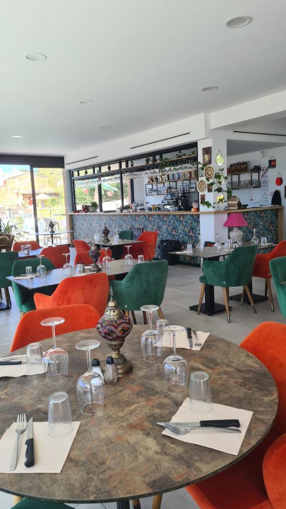 une salle à manger avec une table et des chaises dans l'établissement Au Petit Paradis, à Saint-Raphaël