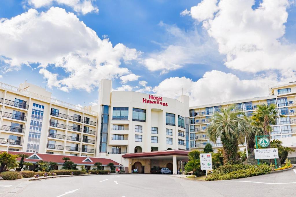 un hôtel avec une enseigne sur la façade d'un bâtiment dans l'établissement Spa Resort Hawaiians Hotel Hawaiians, à Iwaki 154 autres photos