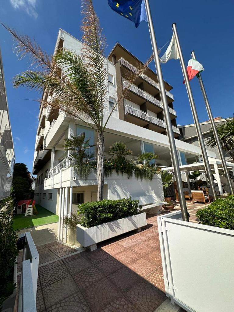 un bâtiment avec un palmier devant dans l'établissement Hotel Costa Verde, à Pineto