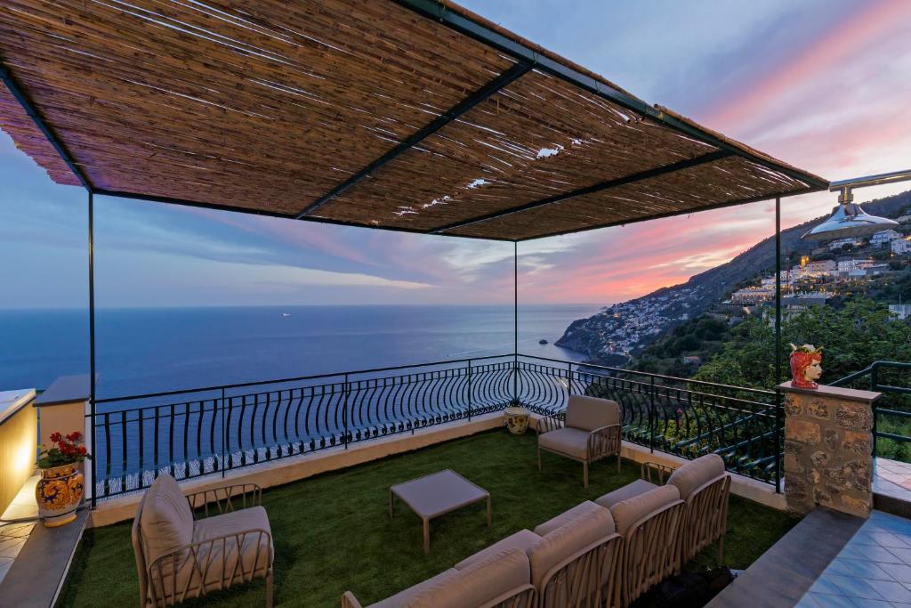 d'un balcon avec des chaises et une vue sur l'océan. dans l'établissement Villa Le Porpore, à Furore