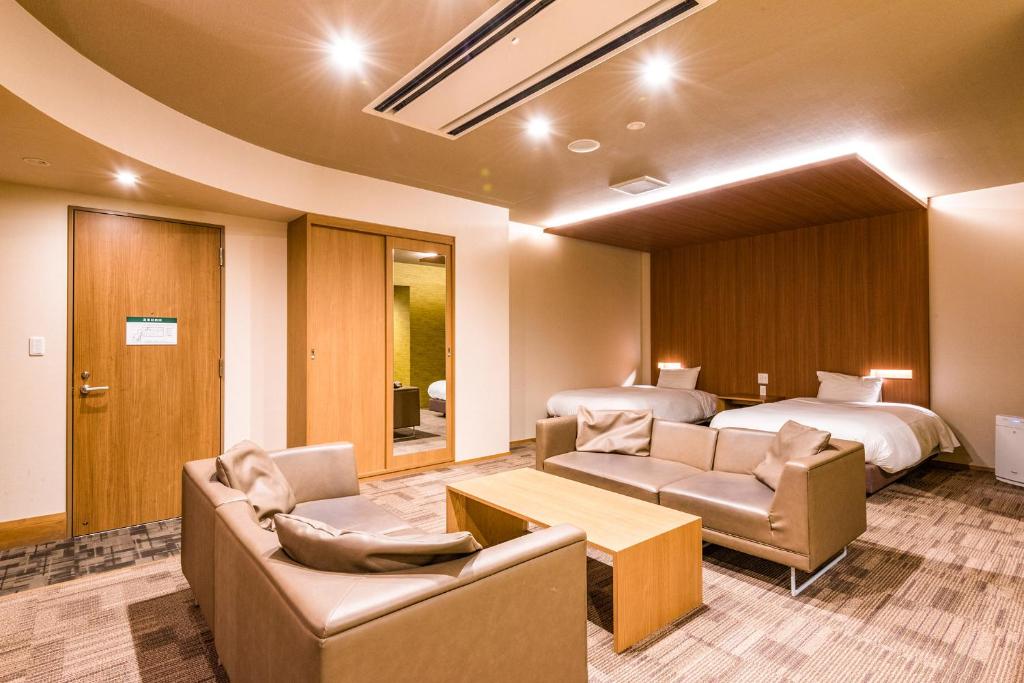 une chambre d'hôtel avec une chambre et un lit dans l'établissement Ooedo Onsen Monogatari Premium Ikaho, à Shibukawa 26 autres photos