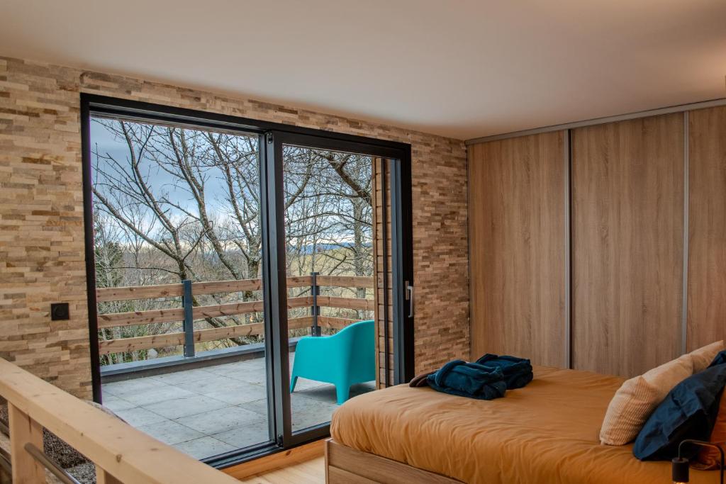 Les Gites du O' Forêt-Gîte O'rizon avec bain nordique et magnifique vue sur la plaine du forez 2