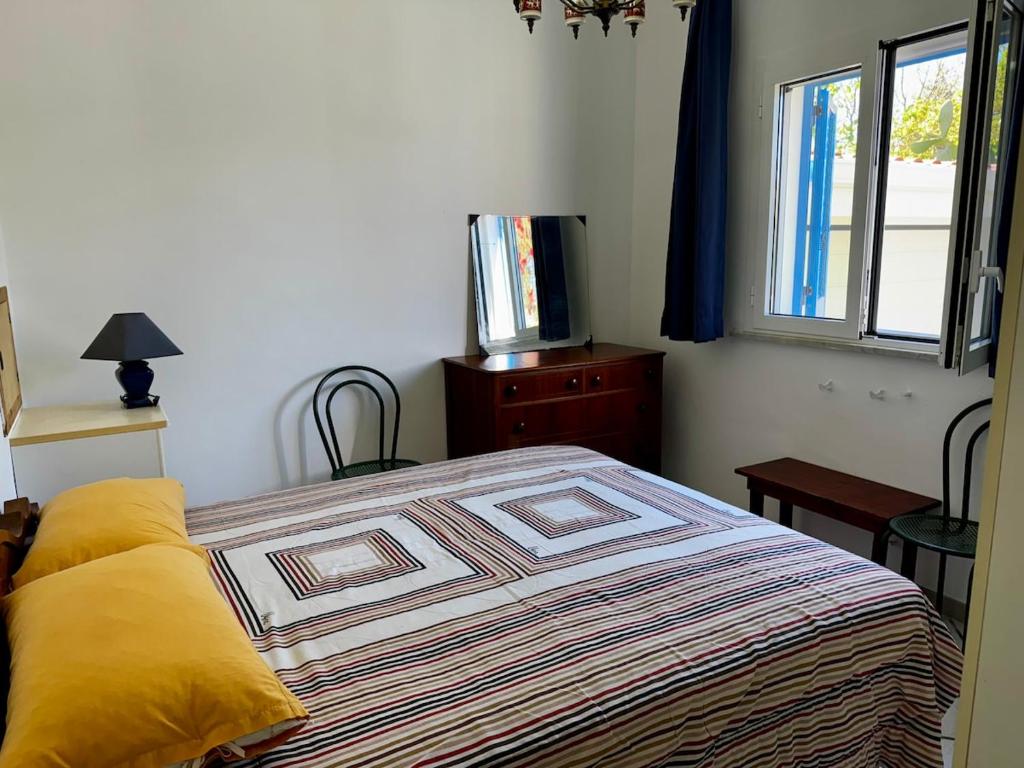 une chambre avec un lit, une télévision et une fenêtre dans l'établissement Villa Giovanna with swimming pool, à Trappeto