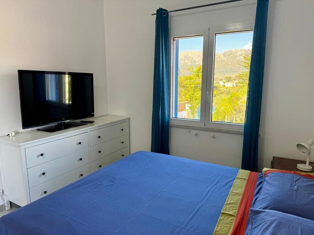 une chambre avec un lit, une télévision et une fenêtre dans l'établissement Villa Giovanna with swimming pool, à Trappeto