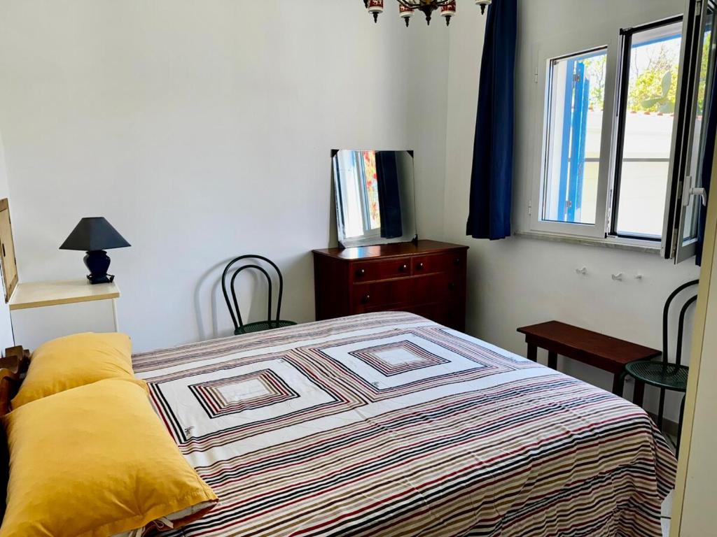 une chambre avec un lit et une télévision sur une commode dans l'établissement Villa Giovanna with swimming pool, à Trappeto