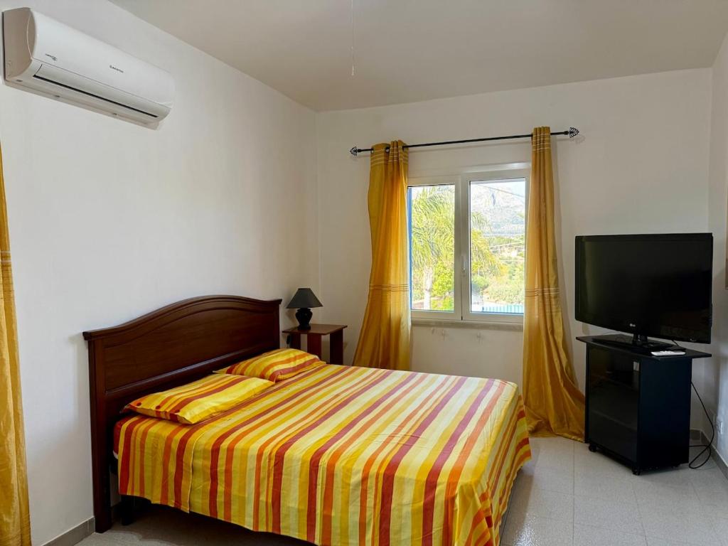 une chambre avec un lit et une télévision à écran plat dans l'établissement Villa Giovanna with swimming pool, à Trappeto 37 autres photos