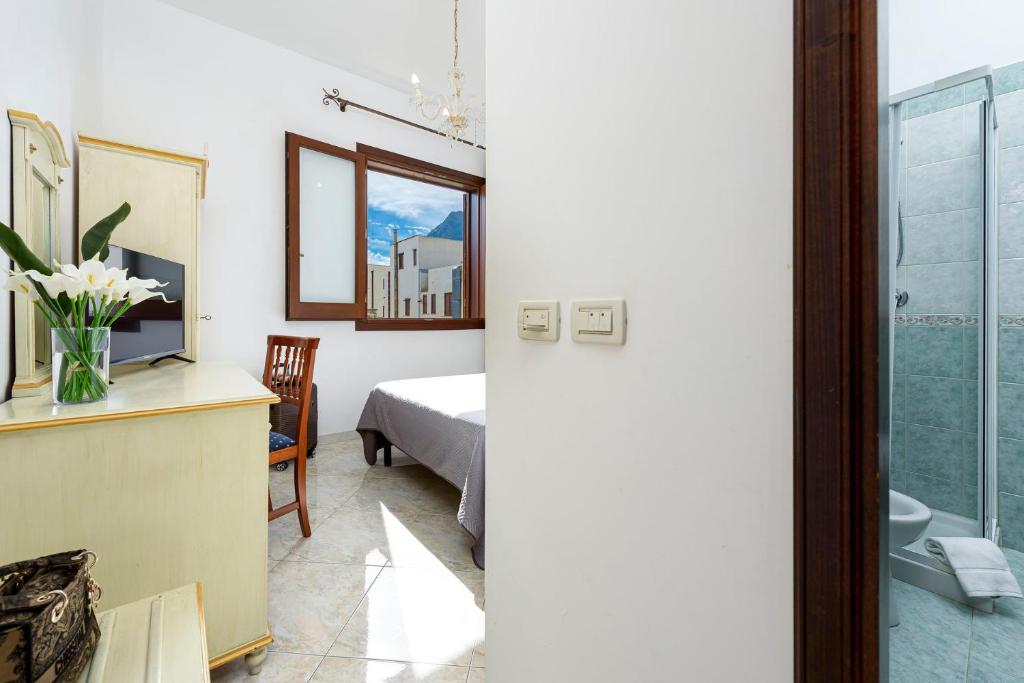 - une chambre avec un lit et une salle de bains dans l'établissement Araba Fenice Hotel, à San Vito Lo Capo 70 autres photos