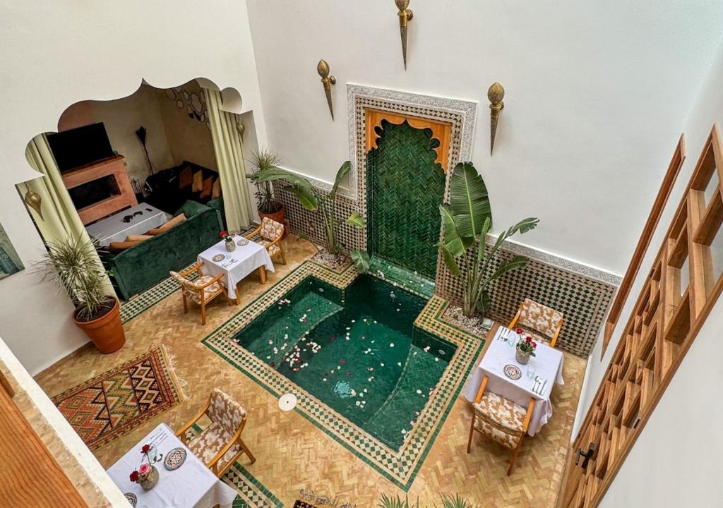 une vue aérienne d'un salon avec piscine dans l'établissement Riad Dar Timrad, à Fès
