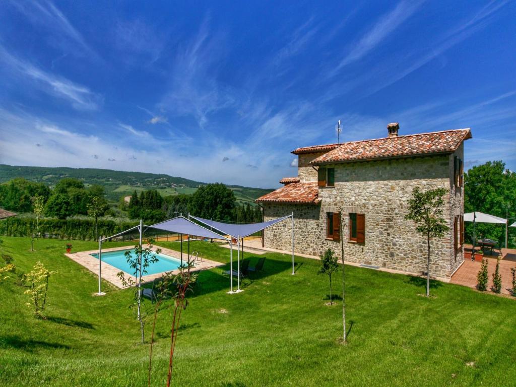 - une vue extérieure sur une maison en pierre avec une piscine dans l'établissement Luxurious Villa in Vasciano Umbria with Private Pool, à Vasciano