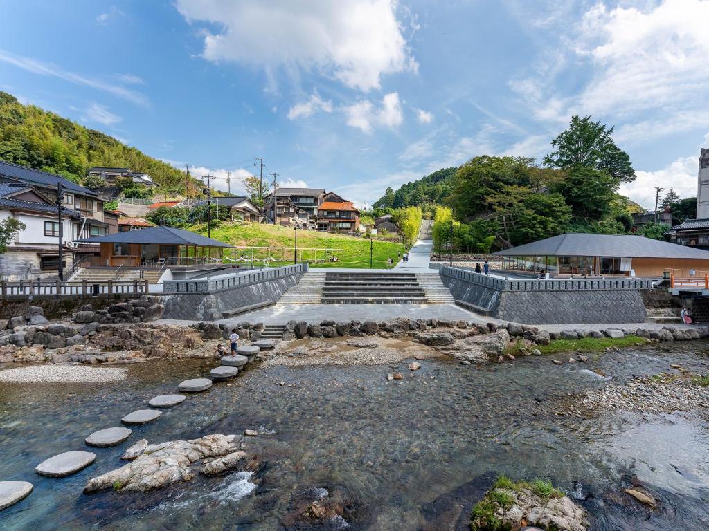 une rivière avec des rochers au milieu d'une ville dans l'établissement Yumoto Kanko Hotel Saikyo, à Nagato