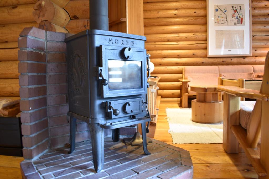- un poêle à bois dans une pièce d'une cabine dans l'établissement Hotel Nidom, à Tomakomai