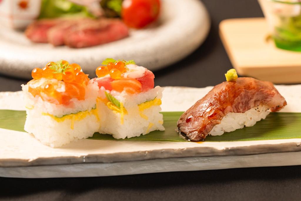 deux sushis sur une assiette dans l'établissement 奥州平泉温泉旅館 itsumu, à Oshu