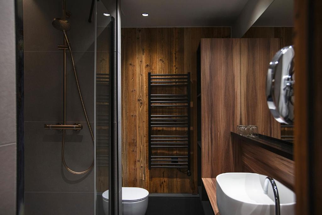 une salle de bain avec toilettes, lavabo et douche dans l'établissement Hotel Beauregard, à La Clusaz