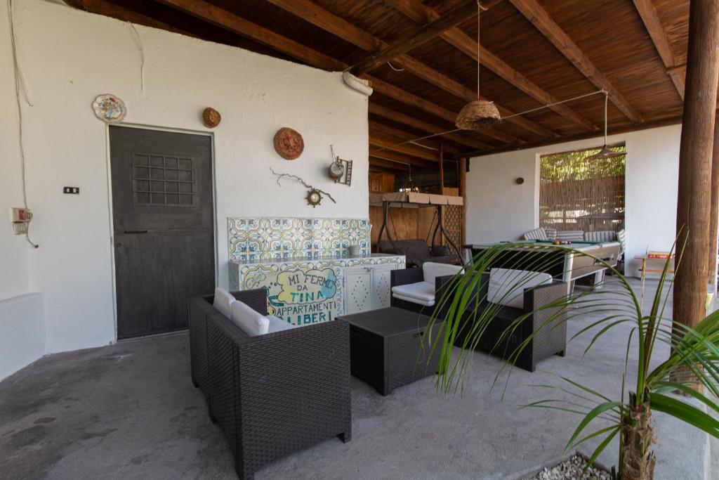 une chambre avec des chaises, une table et une porte dans l'établissement Residence Villa Tina, à Ischia