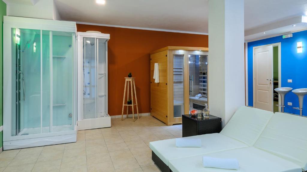 - un salon avec un canapé blanc et une armoire en bois dans l'établissement VILLA CAPPELLETTI 16&2, Emma Villas, à Cese