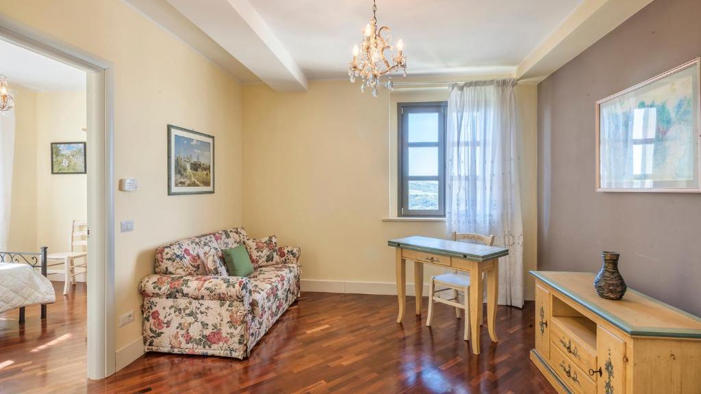 un salon avec un canapé et une table dans l'établissement VILLA CAPPELLETTI 16&2, Emma Villas, à Cese