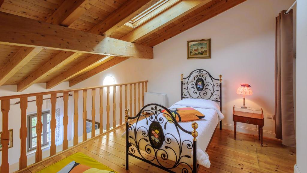 une chambre avec un lit dans une pièce avec des plafonds en bois dans l'établissement VILLA CAPPELLETTI 16&2, Emma Villas, à Cese